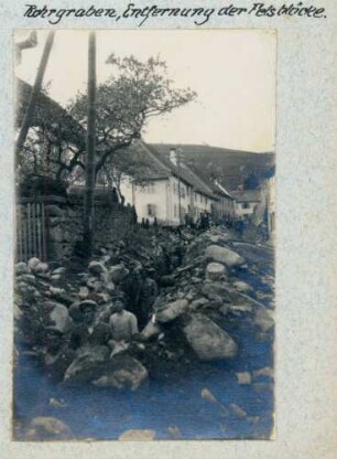 Foto über die Entfernung mehrerer Felsblöcke aus einem Rohrgraben in Schnierlach für den Wasserleitungsbau Schnierlach (Lapoutroie) - Eschelmer (Hachimette)