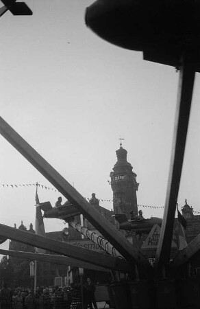 Ein Karussell auf dem Rummel. Im Hintergrund das Neue Rathaus