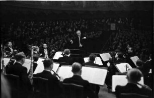 Bukarest: Athenäum, Hans von Benda, Dirigent des Berliner Kammerorchester, am Flügel Dinu Lipatti