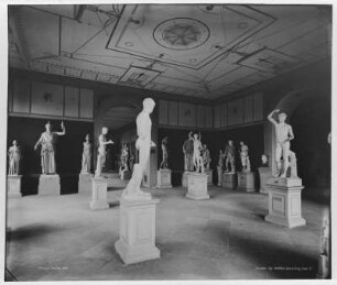 Dresden. Japanisches Palais. Saal 5, Antikensammlung, Saal der Satyrisken, Raumgestaltung von Gottfried Semper