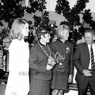 Volks- und Schützenfest: Sport- und Schützenverein Pölitz e.V.: in der Mitte Schützenkönigin Renate Schöttler mit ihren Hofdamen Rita Riemann und Ricarda Rickert und Ritter Walter Schmidt