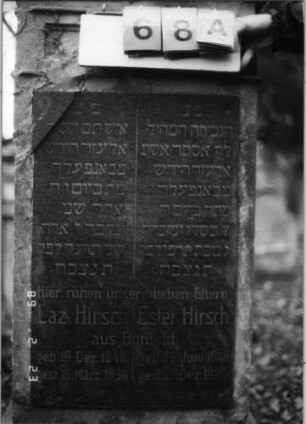 Grabstein 68 (Index: 99751807) Material: Sandstein, schwarze Granitplatte Zustand: Stele stark verwitt/Platte beschädigt Maße HxBxT: 174x55x27 cm Beschreibung: Abdeckplatte m. Volutenaufsatz m. Mittel-u. Eckakroteren, rechteck. Schriftplatte Symbolik: Ranken, Voluten: Grabstein 68A
