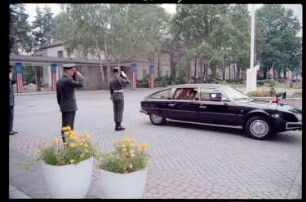 Fotografie: Antrittsbesuch von General de Division François Cann, französischer Stadtkommandant, in den Lucius D. Clay Headquarters in Berlin-Dahlem