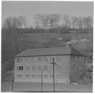 Ambulatorium und Nachtsanatorium Aussenaufnahmen, Dr. Focker im Gepräch mit Schwester und Arzthelfer, Passfotos Kollegen des Nachtsanatoriums Film 2