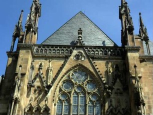 Ritterstift-Ansicht von Süden - Querhaus (gotisch)-oberer Bereich mit großem Maßwerkfenster und Brüstung sowie Strebepeilern mit krönenden Fialen auf Tabernakeln