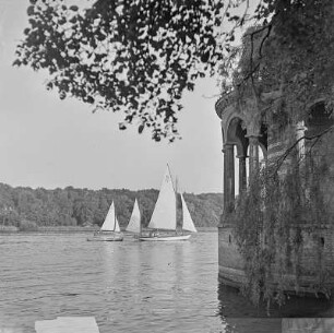 Die Arkaden der Heilandskirche in Potsdam-Sacrow mit Segelbooten auf der Havel