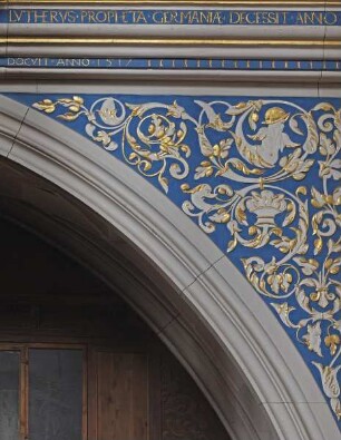 Zwickel mit Ornamentik und figürlichen Motiven