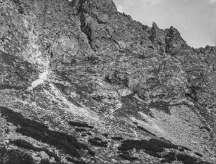 Im Gebirge : Felsige Gebirgswand mit Geröll