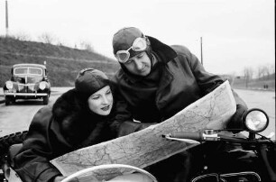 Bukarest: Im Motorrad, Mann zeigt Frau die Landkarte