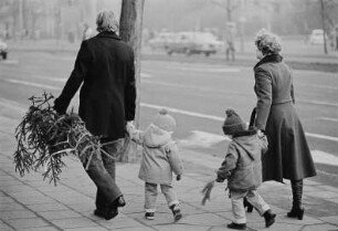 Familie mit Weihnachtsbaum