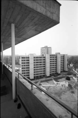 Berlin: Interbau; Blick von der Dachterrasse des VAGO (Frankreich) Hauses auf das Objekt 7 Walter Gropius (Rückseite)