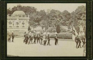 Beisetzung Kaiser Friedrich III., König von Preußen, vierzehn Offiziere, einer die preuss. Fahne tragend, im Trauerzug im Garten und vor dem Neuen Palais in Potsdam