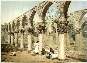 Balbek. Colonnade dans l'ancienne Mosquée. [Baalbek, Alte Moschee, Kolonnade]