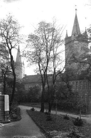 Aschersleben. Johannis-Promenade. Ansicht mit Johannis-Torturm (Mitte 15. Jahrhundert) und Mauerturm "Schmaler Heinrich" (1442)