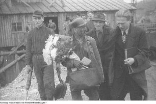 Oelsnitz/Erzgeb. VEB Steinkohlewerk Oelsnitz. Karl-Liebknecht-Schacht, Hochleistungsschicht, 22. April 1950 & Oelsnitz/Erzgeb. VEB Steinkohlewerk Oelsnitz. Jugendbrigade nach der Hochleistungschicht im Schacht "Karl Liebknecht", 1950