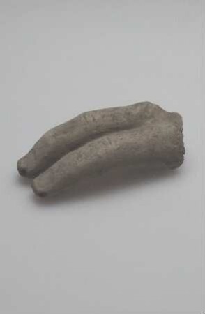 Zeige- und Mittelfinger einer lebensgrossen männl. Statue