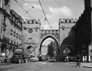 München, Karlsplatz. Karlstor (1315 und 1861)