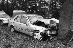 Verkehrsunfall: Beimoorweg: Mercedes-Pkw fährt gegen Baum: Polizisten bei Untersuchung des Unfallwagens, Polizeiwagen, Pkw: 17. Februar 1999