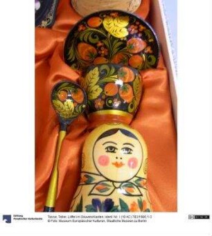 Tasse, Teller, Löffel im Souvenirkasten