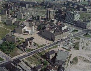 Luftaufnahme, Blick von Süden entlang der Schöneberger Straße auf das Deutschlandhaus am Askanischen Platz. Berlin-Kreuzberg, Schöneberger Straße, Stresemannstraße
