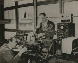 Carl-Zeiss-Werk Jena, Zusammenbau eines messoptischen Gerätes.