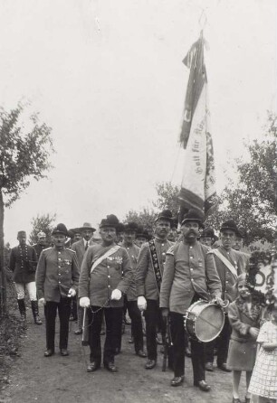 Schützenfest. Festumzug mit Fahnenträger und Trommler
