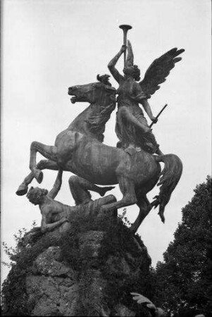 Herrenchiemsee: Reiterstatue mit Posaunenengel