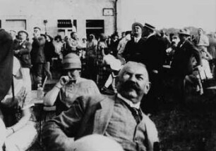 Zuschauer bei einer Flugveranstaltung auf dem Flugplatz Dresden-Kaditz ? (Szene aus einem Dokumentarfilm)