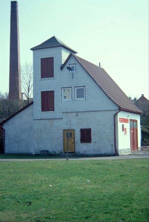 Feuerwehrgerätehaus mit Schlauchturm; hoher Schornstein