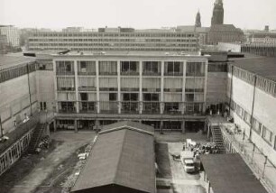 Dresden-Altstadt, Lingnerplatz 1. Deutsches Hygiene-Museum (1928-1930, W. Kreis), Westflügel. Blick aus einem Arbeitszimmer im Ostflügel über den Innenhof gegen die Türme von Kreuzkirche und Rathaus