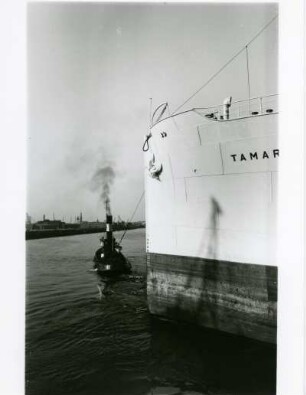 Hamburg. Hafen. Das Frachtschiff "Tamara" wird an seinen Liegeplatz geschleppt