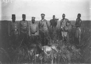 Erlegter Löwe : Herzog Adolf Friedrich posiert zusammen mit Kolonialsoldaten neben einem erlegten Löwen (Panthera leo massaicus)