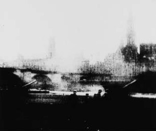 Blick vom Elbufer auf die Altstadt mit der Augustusbrücke (Szene aus dem Dokumentarfilm "Ungarische Wochenschau-Ausschnitte zur deutschen Geschichte")