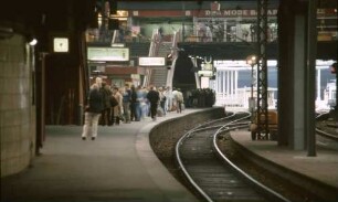 Hamburg Hbf. Bahnhofshalle Fernbahnsteig Abfahrtsanzeige D 1333 HH-B Reisende
