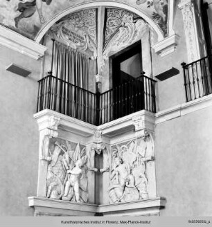 Stuckdekoration mit Putti und Waffenembleme im Salone des Palazzo Orlandini del Beccuto ausgemalt von Pietro Dandini - decorazione di stucco nel salone Palazzo Orlandini del Beccuto affrescato da Pietro Dandini