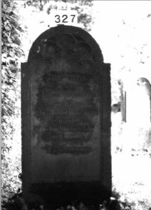 Grabstein 327 (Index: 100085197) Maße HxBxT: 130x58x14 cm Beschreibung: Stele, eingezogener Rundbogenabschluß, Schriftfeld eingetieft: Grabstein 327