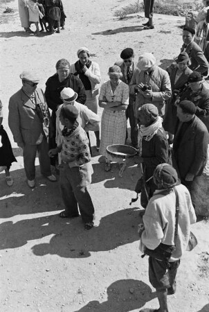 Reisefotos Orient. Touristen beim Landgang. Während der Vorführung eines Schlangenbeschwörers