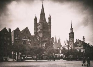 Köln. Blick aus Richtung Fischmarkt auf das Rhein-Hotel, Kirche Groß St. Martin (Bildmitte) und Stapelhaus (rechts)