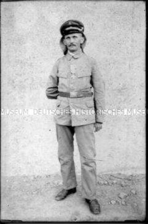 Soldat vor einer Hauswand, 1. Weltkrieg