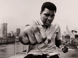 Muhammad Ali auf einer Brücke in Chicago