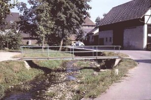 Heitersheim: Dorfbach; Schleife mit Bauernhäusern; mit Steg