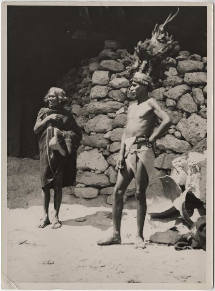 Tarahumara (Raramuri) devant leur grotte