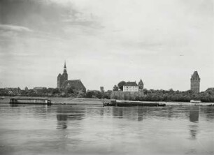 Tangermünde, Blick über die Elbe : Tangermünde. Altstadt mit Stephanskirche und Burg. Blick über die Elbe nach Nordnordwesten. Am Ufer Badeanstalt und vor Anker liegender Lastkahn mit Beiboot