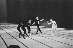 Szenenbilder aus "Erfindung der Liebe", Ballettabend mit Ludwig van Beethovens "Die Geschöpfe des Prometheus" und einer Tanzausdeutung von Antonio Vivaldis "Die Jahreszeiten". Komische Oper Berlin, 16.07.1976