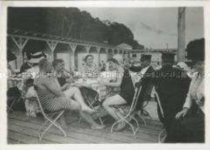 Badegäste beim Kaffeetrinken im Strandbad Wannsee