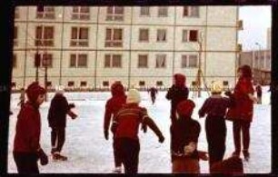 Winter in Berlin: Kinder beim Schlittschuhlaufen