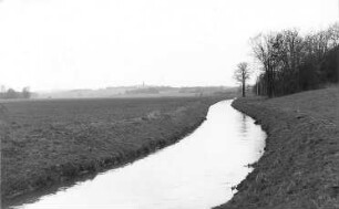 Neschwitz-Saritsch. Schwarzwasser mit Blick auf die Kirche von Storcha