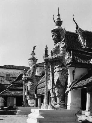 Reisefotos Thailand. Bangkok. Großer Palast (1782 begonnen). Teilansicht mit Wächterfiguren