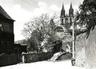 Meißen, Blick auf den Dom : Meißen. Hohlweg. Blick gegen die Domtürme