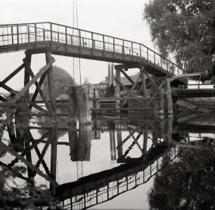 Fußgängerbrücke über dem Zufluss am Kleinen Müllroser See